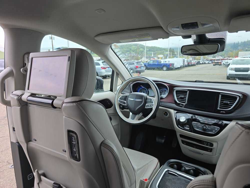 Used 2017 Chrysler Pacifica Limited w/ UConnect Theater Package image 10