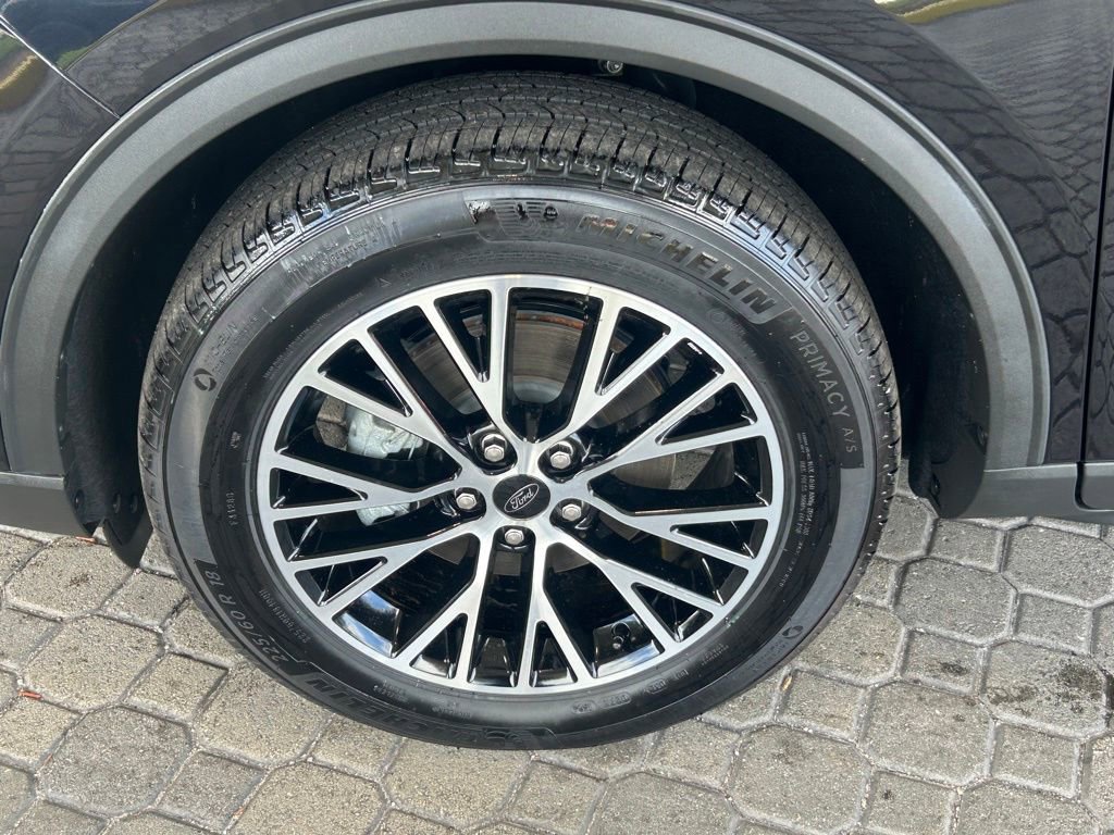 Certified 2024 Ford Escape SE w/ PHEV Premium Package image 19