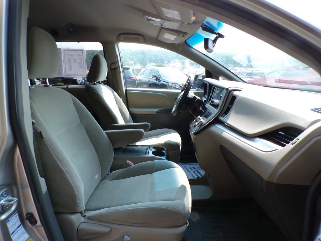 Used 2017 Toyota Sienna LE AWD/4WD image 15
