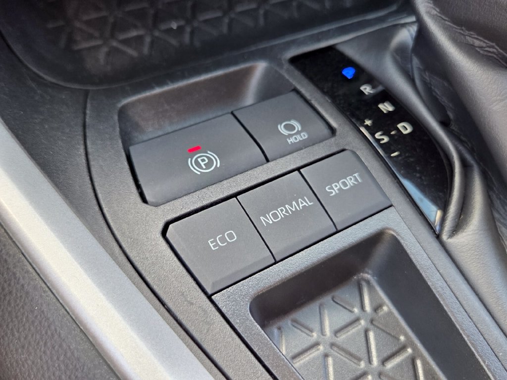Used 2024 Toyota RAV4 XLE FWD image 28