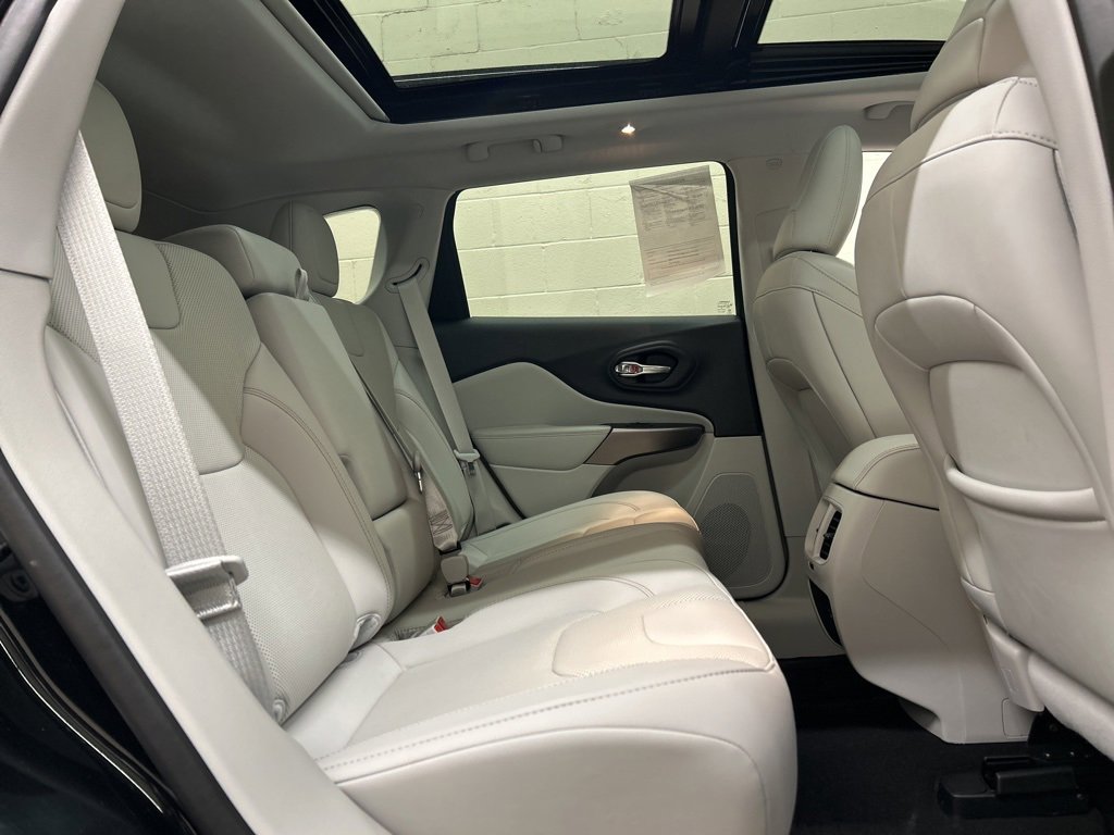 Used 2022 Jeep Cherokee Latitude Lux w/ Sun & Sound Group image 9