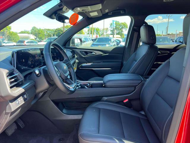 Used 2025 Chevrolet Traverse LT image 16