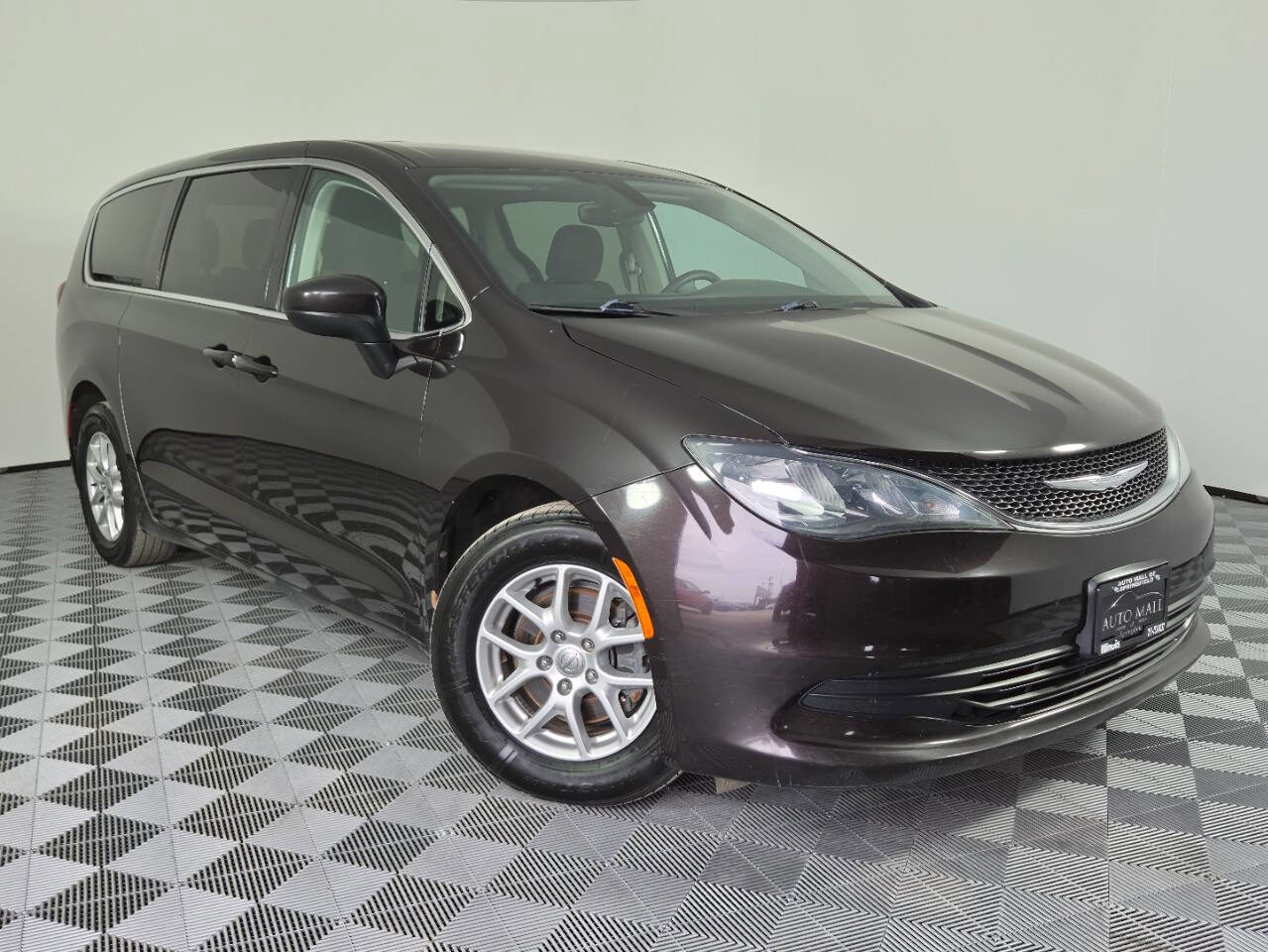 Used 2017 Chrysler Pacifica LX FWD image 1