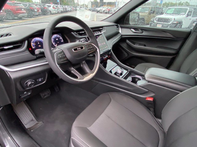Used 2025 Jeep Grand Cherokee L Laredo AWD/4WD image 13