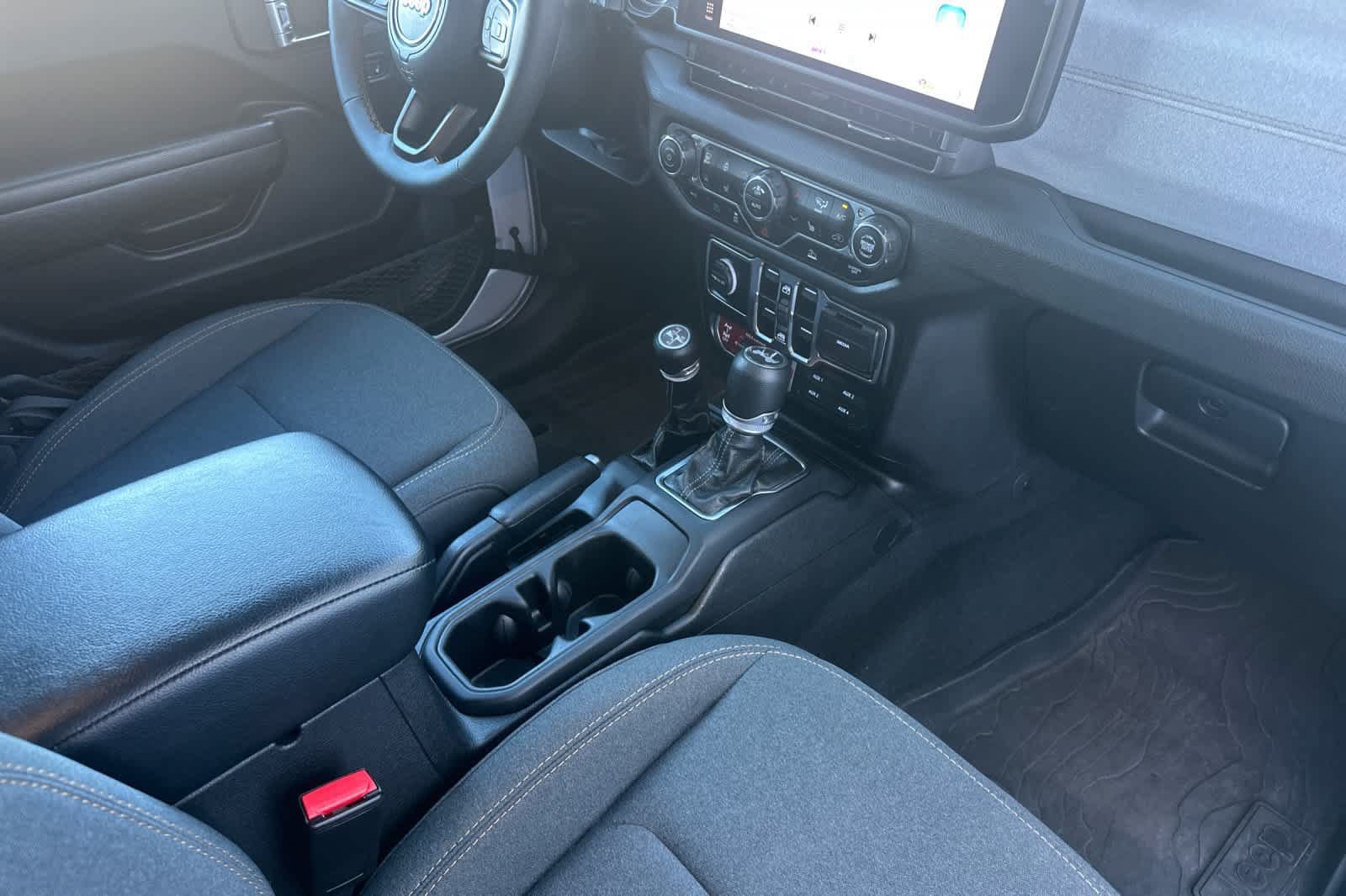 Used 2024 Jeep Wrangler Unlimited AWD/4WD image 17