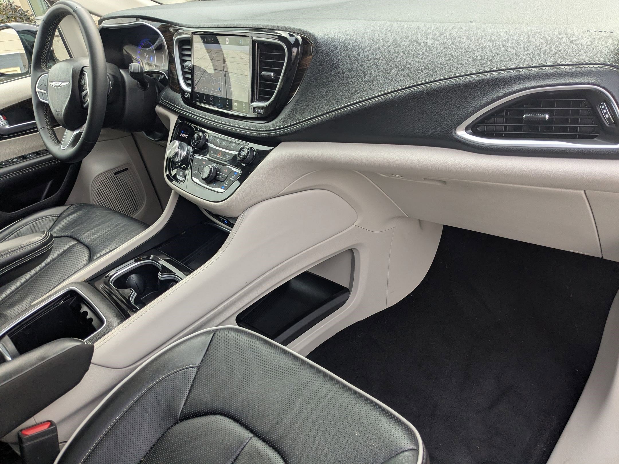 Used 2023 Chrysler Pacifica Limited w/ Uconnect Theater Family Group image 35