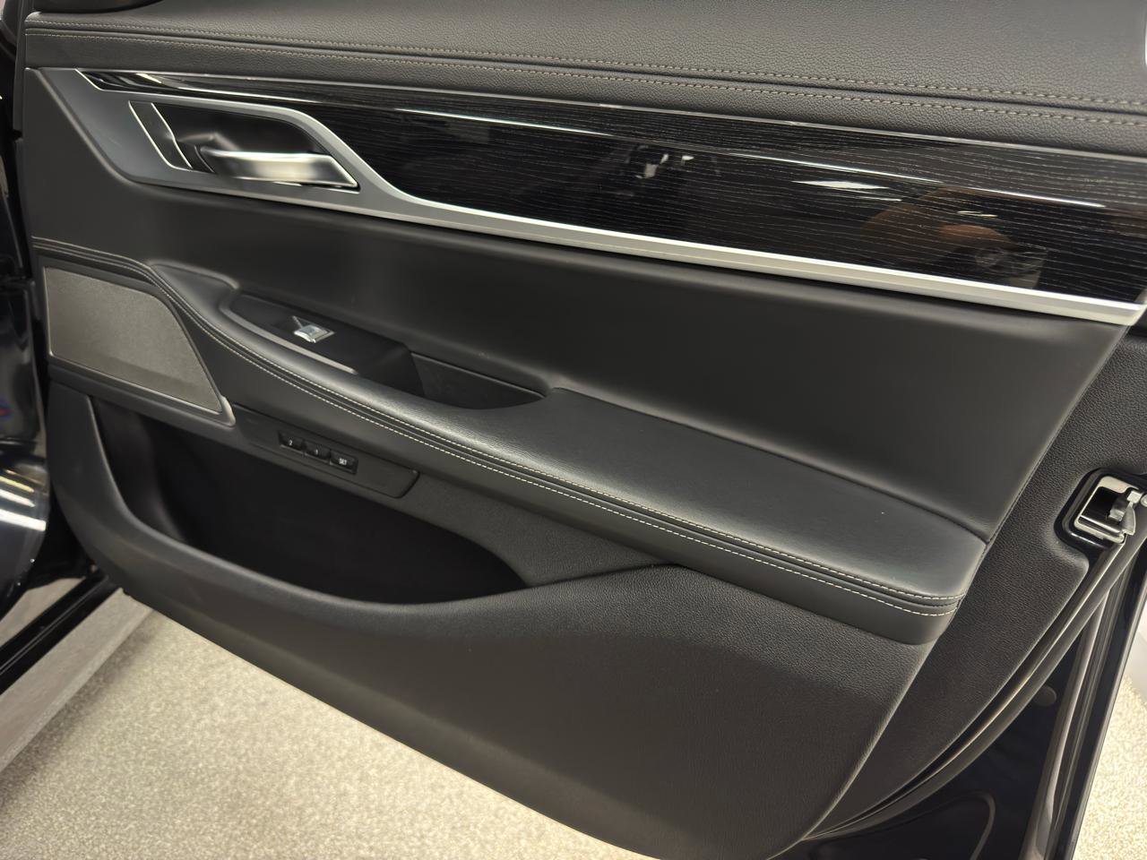 Used 2019 BMW 750i xDrive w/ M Sport Package AWD/4WD image 13