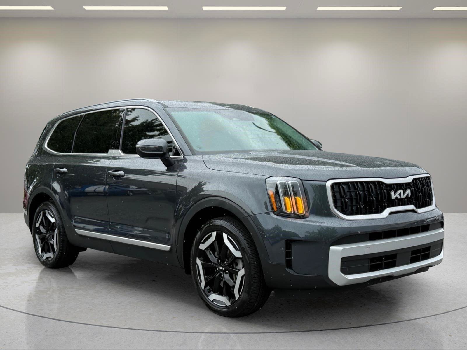 Used 2024 Kia Telluride EX FWD image 3