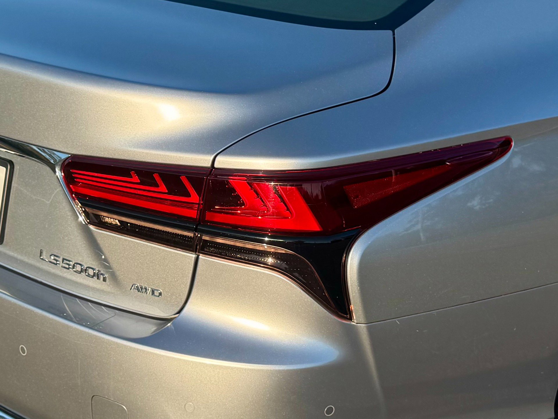 Used 2023 Lexus LS 500h AWD w/ Luxury Package image 18