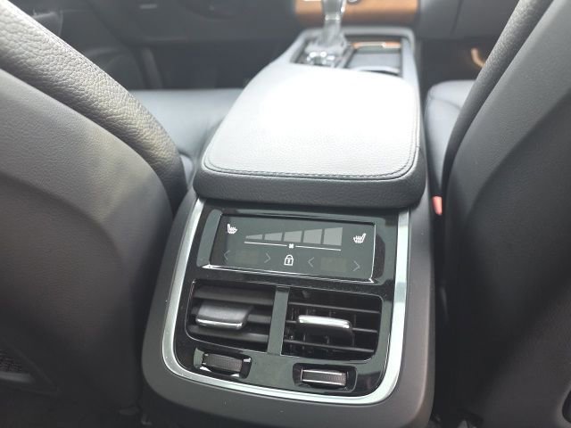 Used 2022 Volvo XC90 T6 Momentum w/ Advanced Package image 14