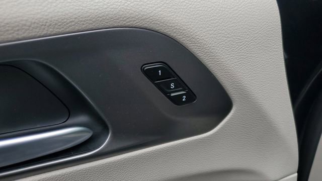 Certified 2024 Chrysler Pacifica Touring-L image 6