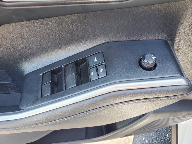 Used 2023 Toyota Highlander XLE AWD/4WD image 17