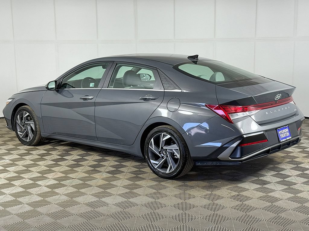 Certified 2025 Hyundai Elantra Limited FWD image 11