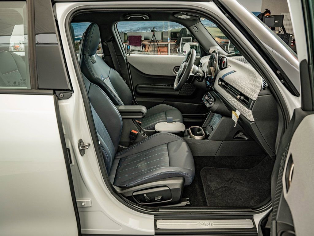 Certified 2025 MINI Cooper S image 34