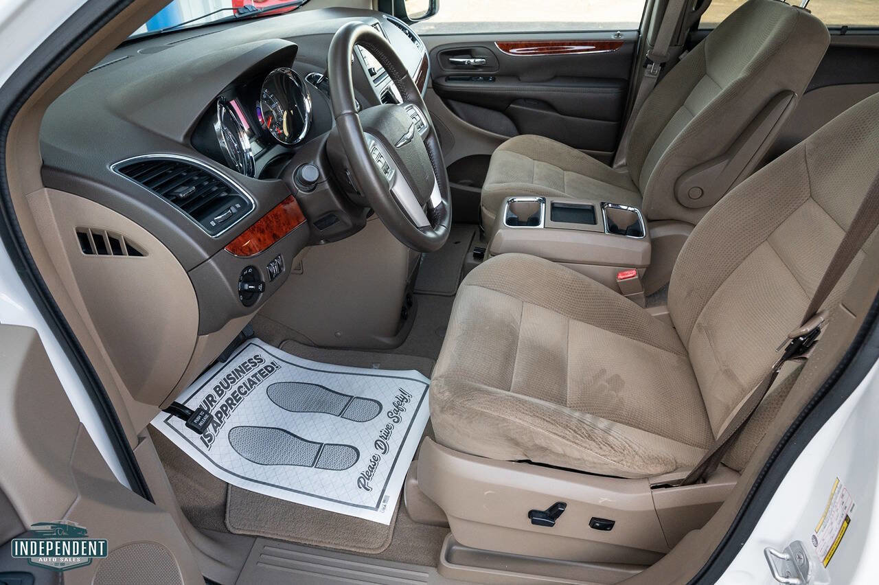 Used 2014 Chrysler Town & Country Touring image 14
