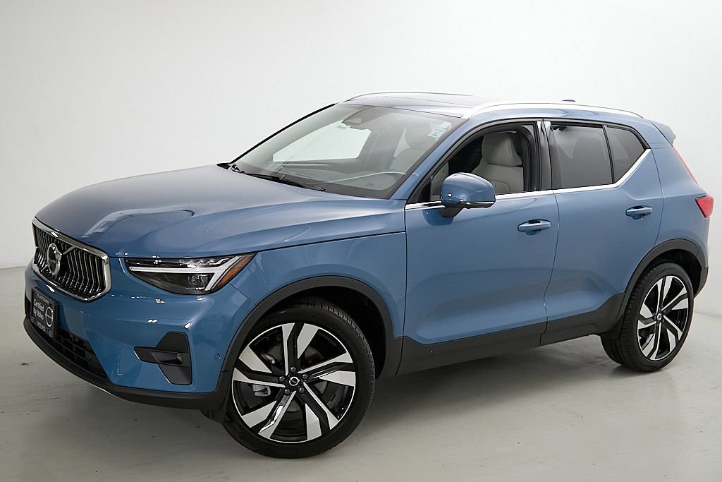 Certified 2025 Volvo XC40 B5 Ultra AWD/4WD image 3