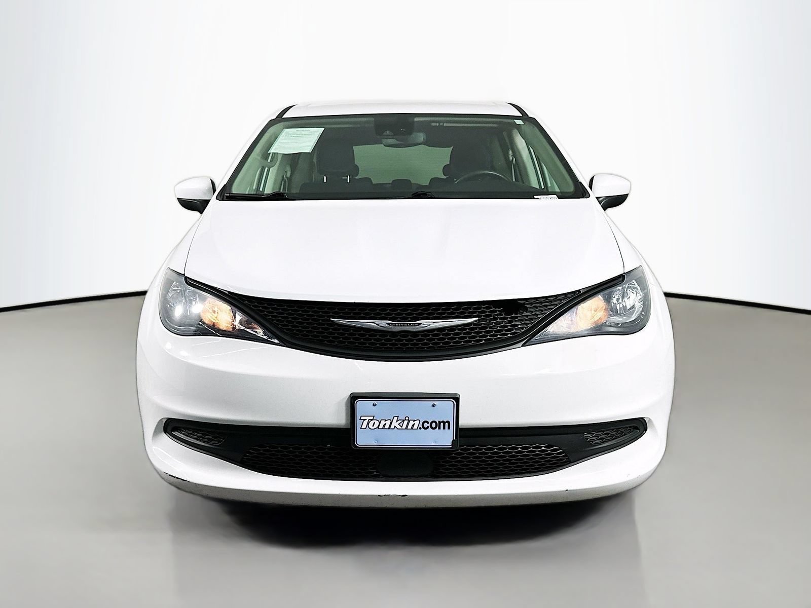 Used 2023 Chrysler Voyager LX FWD image 2