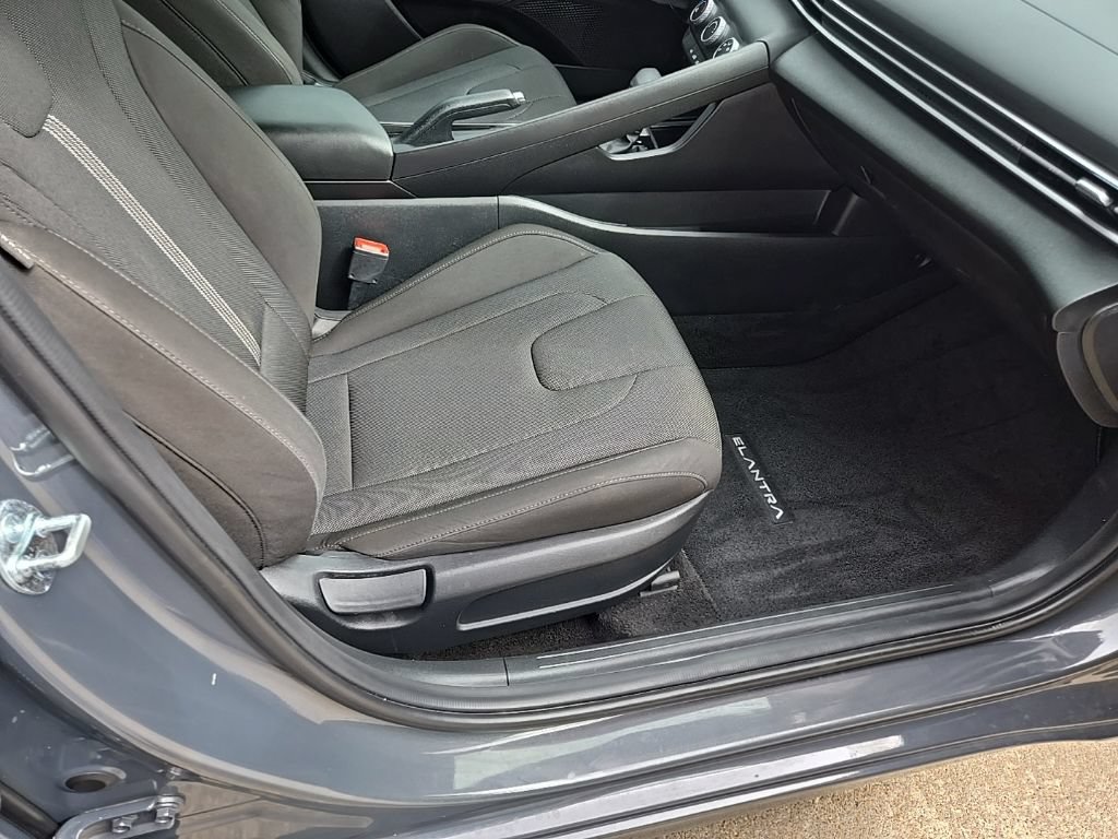 Used 2025 Hyundai Elantra SE FWD image 61