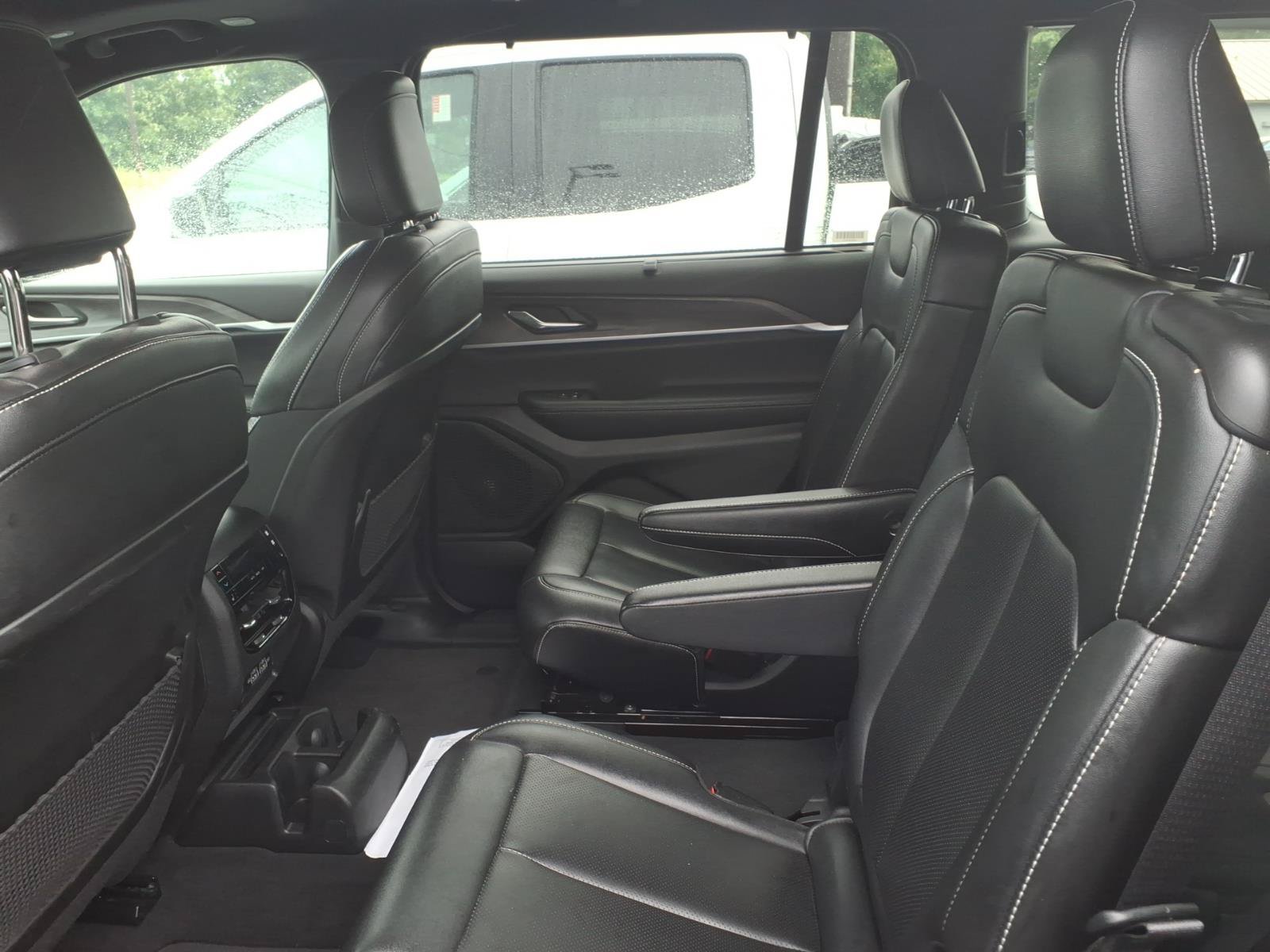Used 2024 Jeep Grand Cherokee L Limited w/ Luxury Tech Group II AWD/4WD image 15