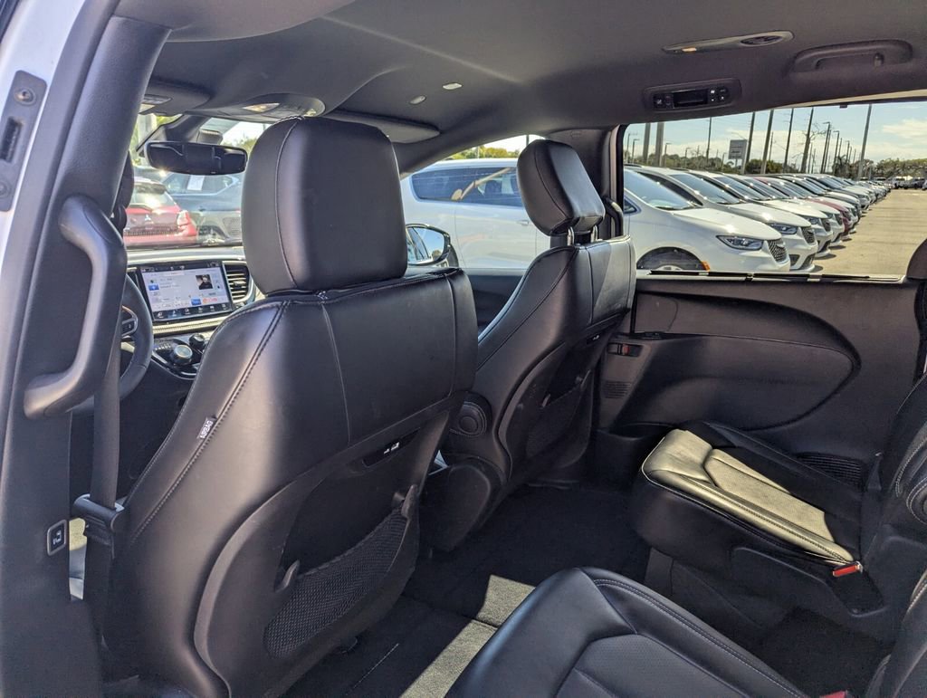Used 2025 Chrysler Pacifica Select image 21
