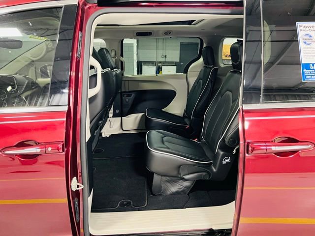Used 2023 Chrysler Pacifica Limited image 28