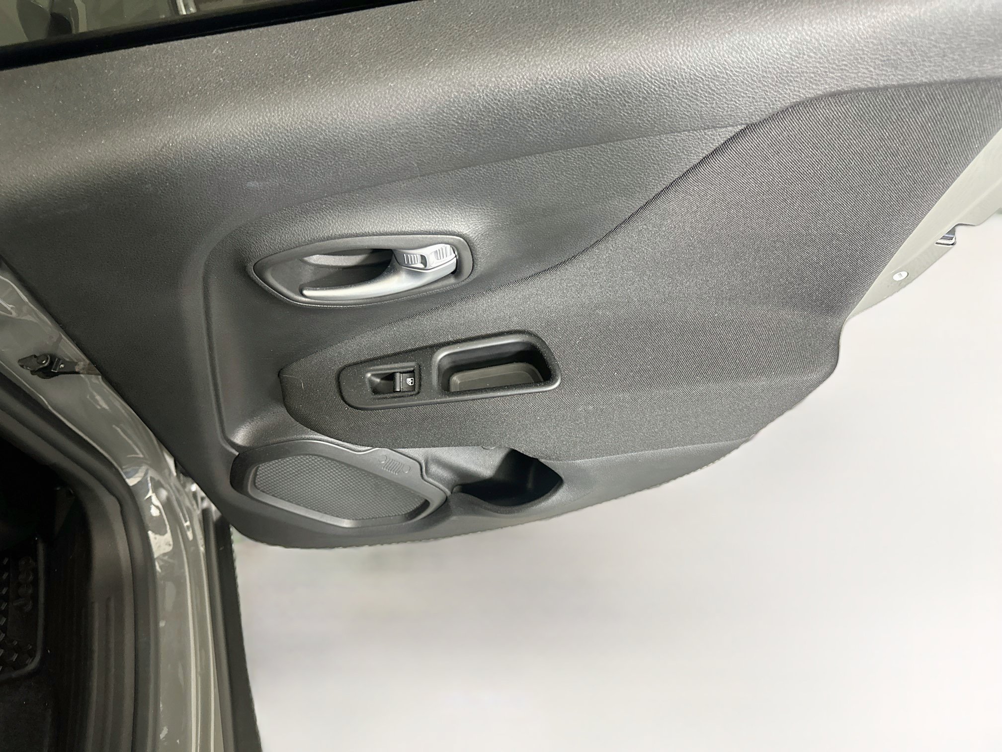 Used 2019 Jeep Renegade Latitude w/ Cold Weather Group FWD image 27
