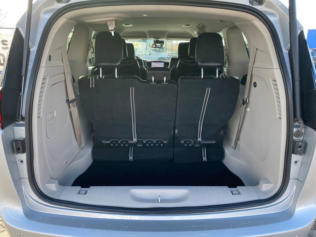 Used 2024 Chrysler Pacifica Select image 5