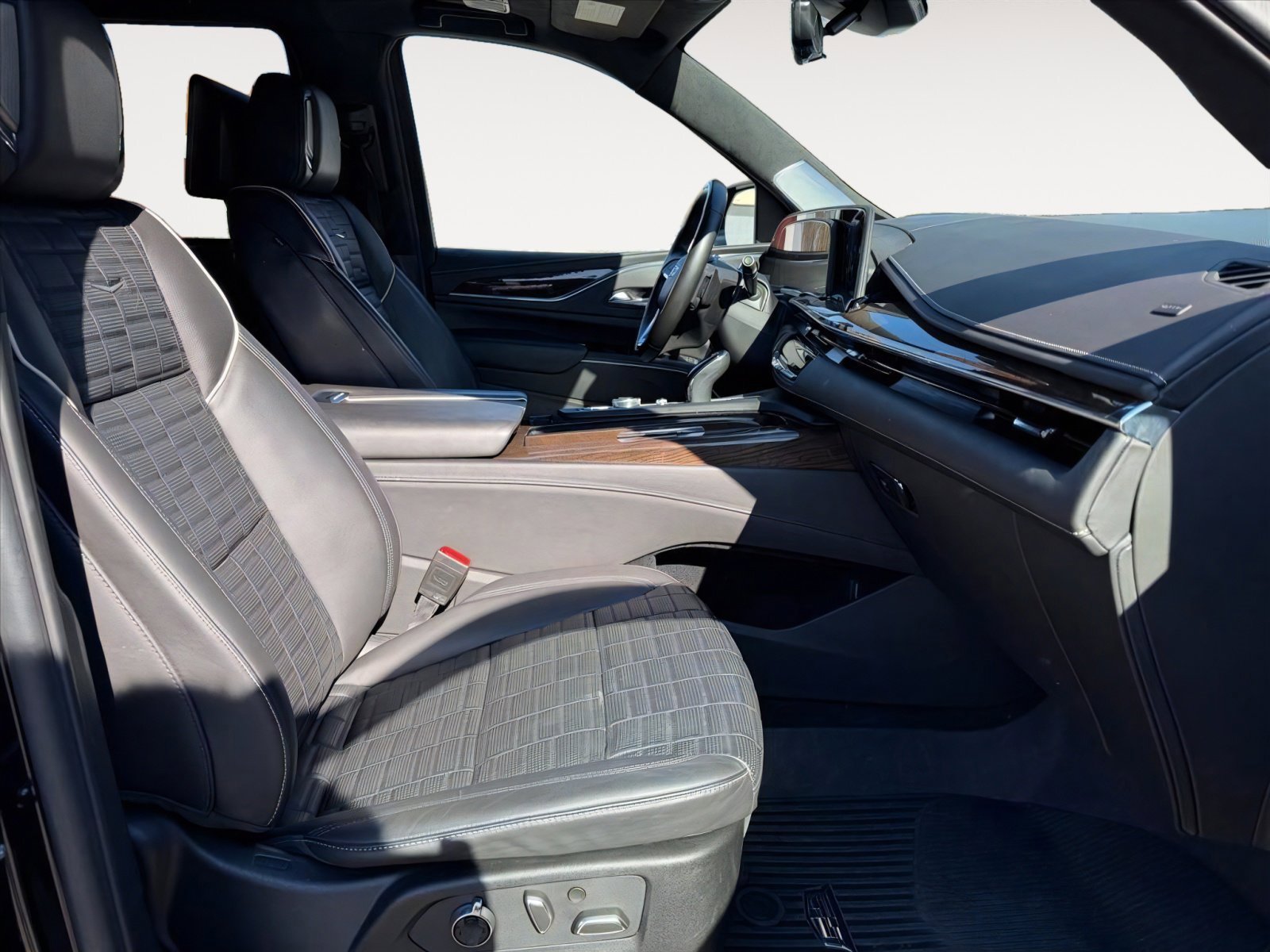 Used 2024 Cadillac Escalade Sport Platinum w/ LPO, ONYX Package image 34