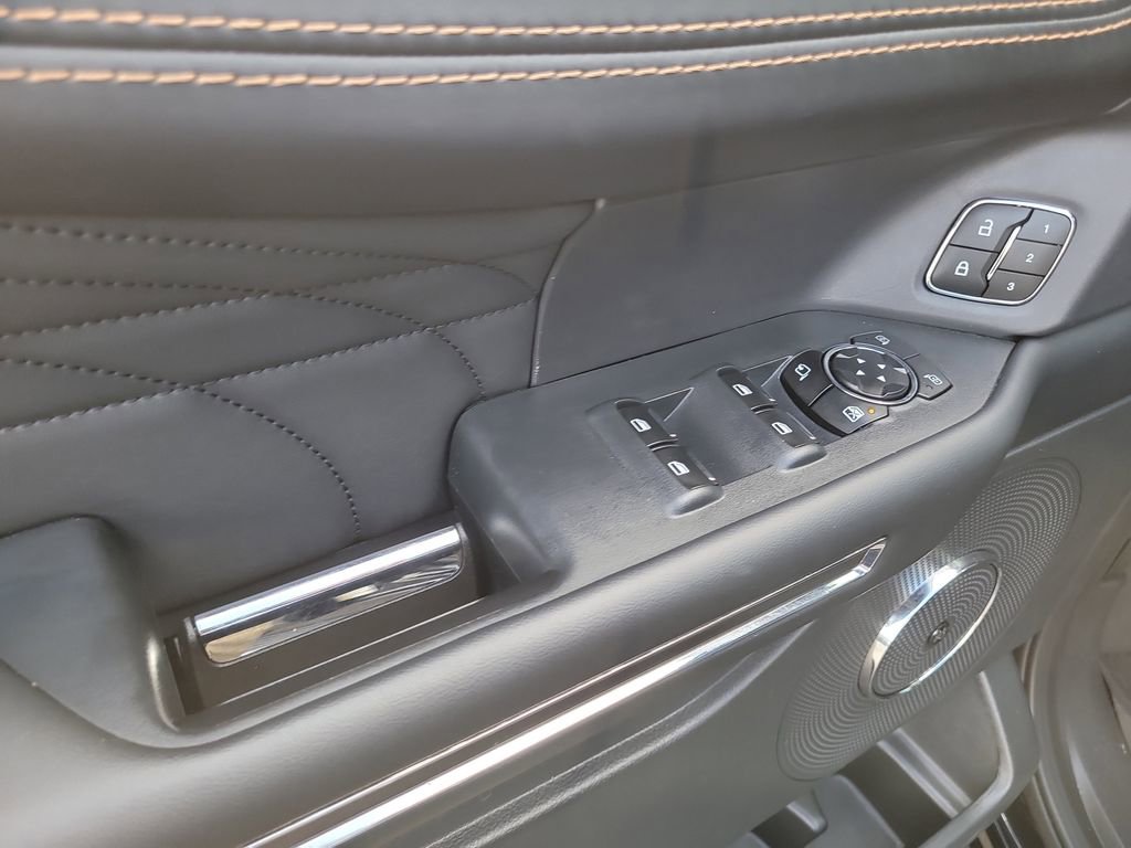 Used 2023 Ford Expedition Platinum image 17