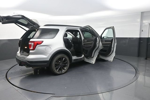 Used 2019 Ford Explorer XLT w/ Equipment Group 202A AWD/4WD image 37