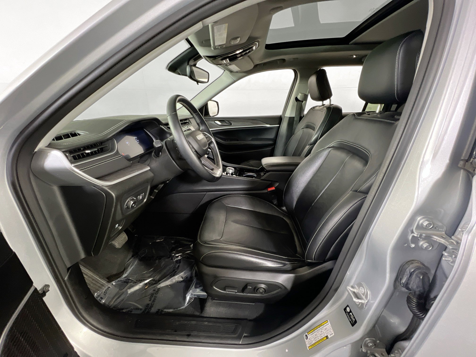 Used 2022 Jeep Grand Cherokee Limited image 21