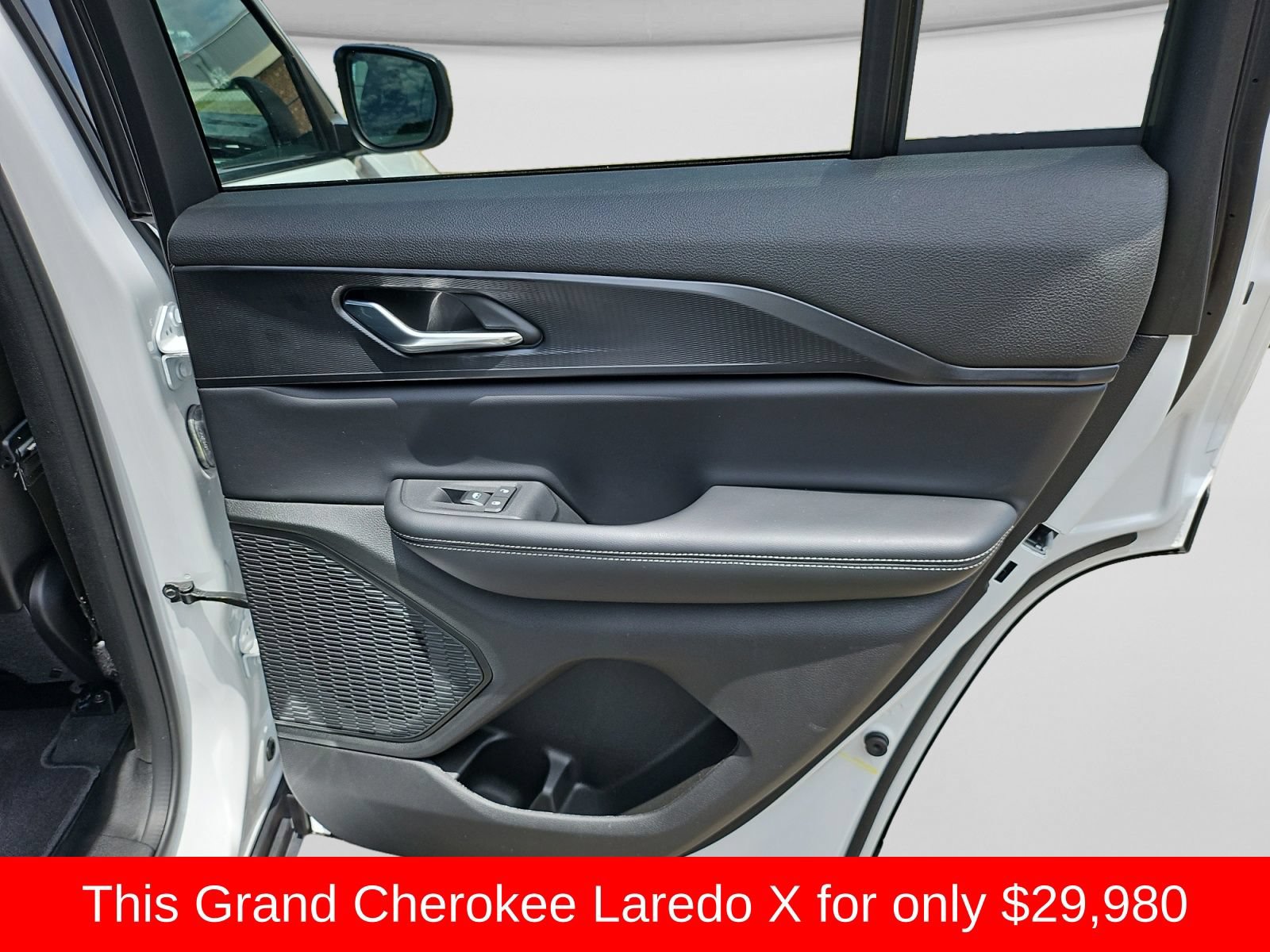 Used 2025 Jeep Grand Cherokee Laredo X w/ Luxury Tech Group I RWD image 37