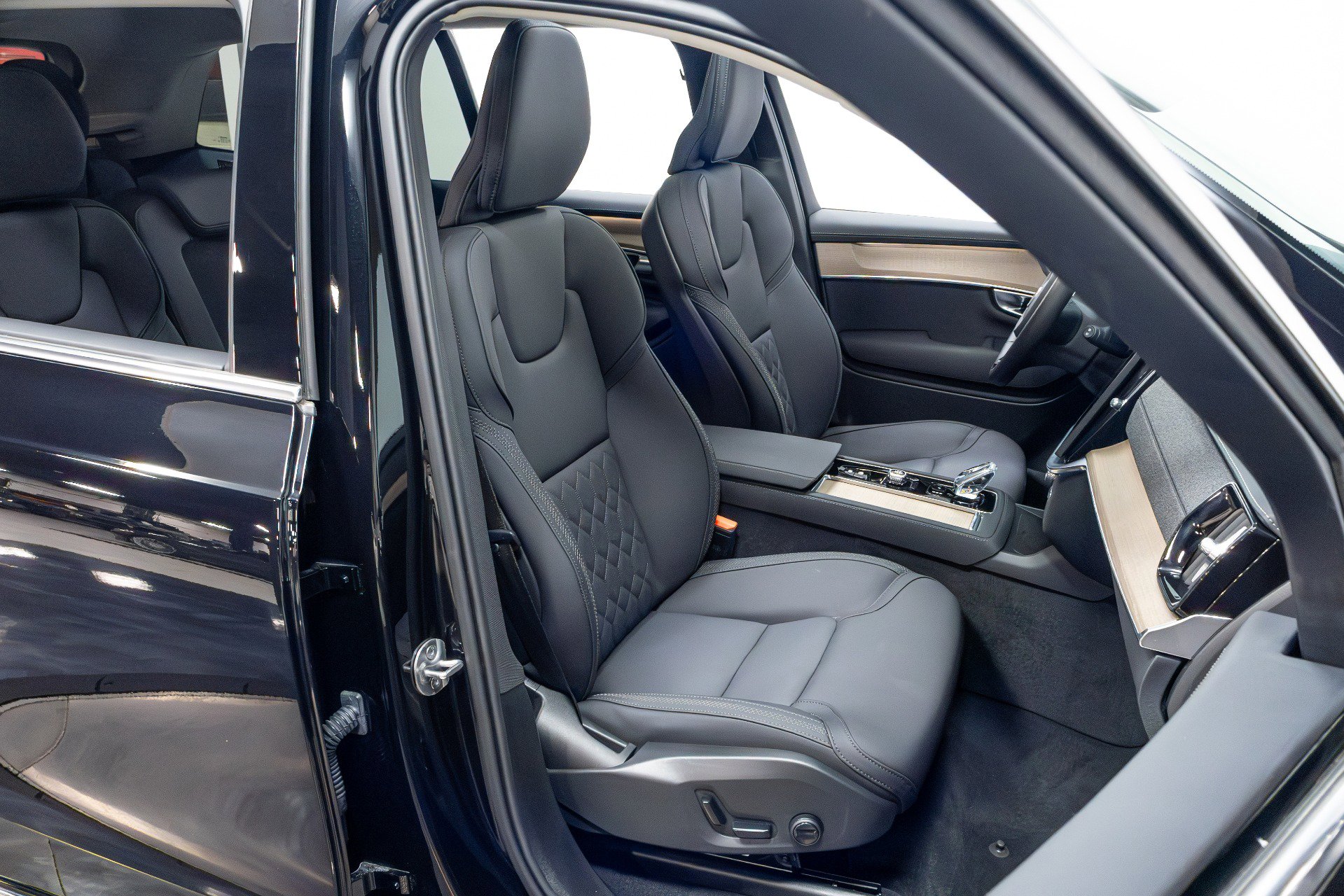 Used 2025 Volvo XC90 B6 Plus image 22