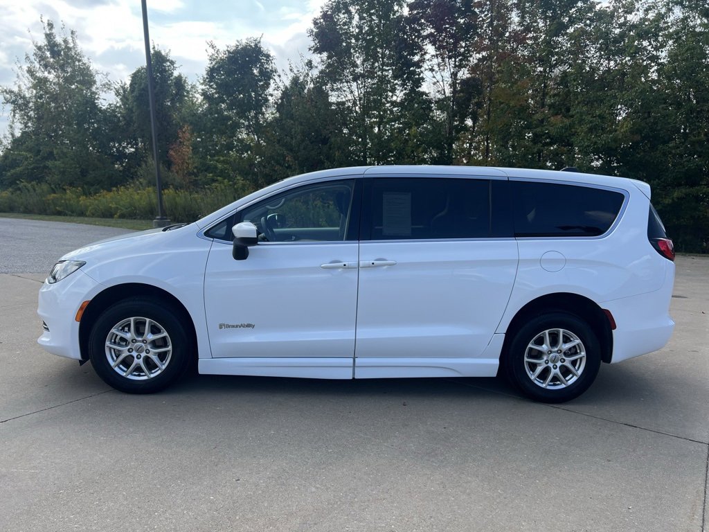 Used 2022 Chrysler Voyager LX image 2