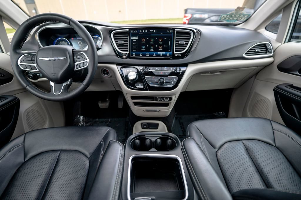 Used 2024 Chrysler Pacifica Touring-L image 14