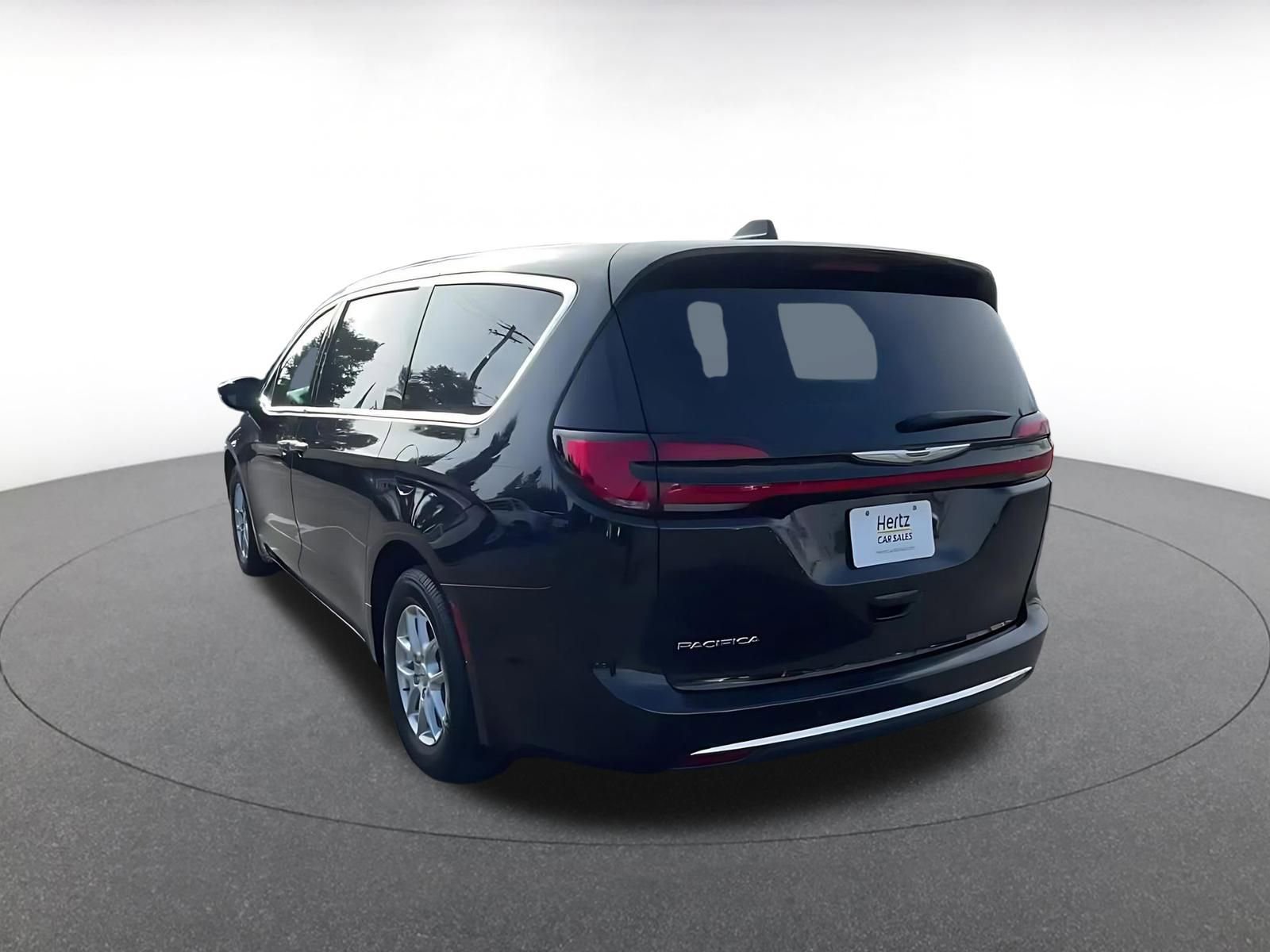 Used 2024 Chrysler Pacifica Touring-L image 11