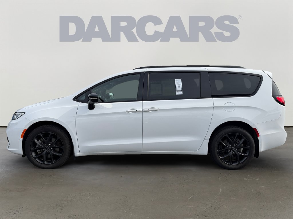 Used 2026 Chrysler Pacifica Limited w/ Uconnect Theater Family Group AWD/4WD image 4