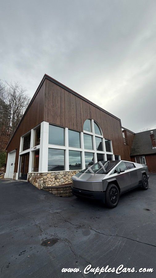 Used 2025 Tesla Cybertruck AWD Crew Cab image 33