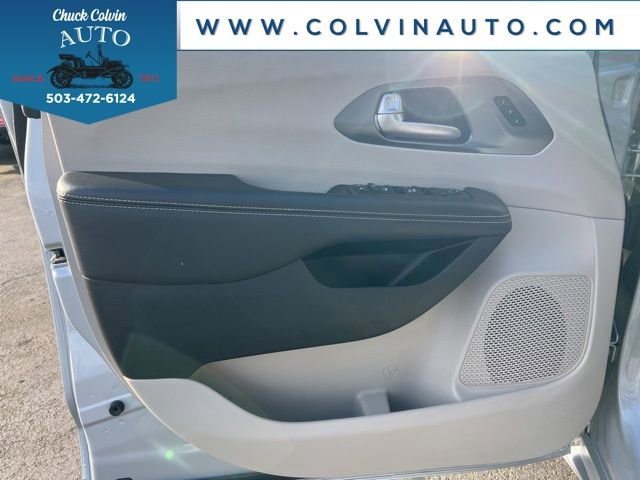 Used 2024 Chrysler Pacifica Touring-L image 13