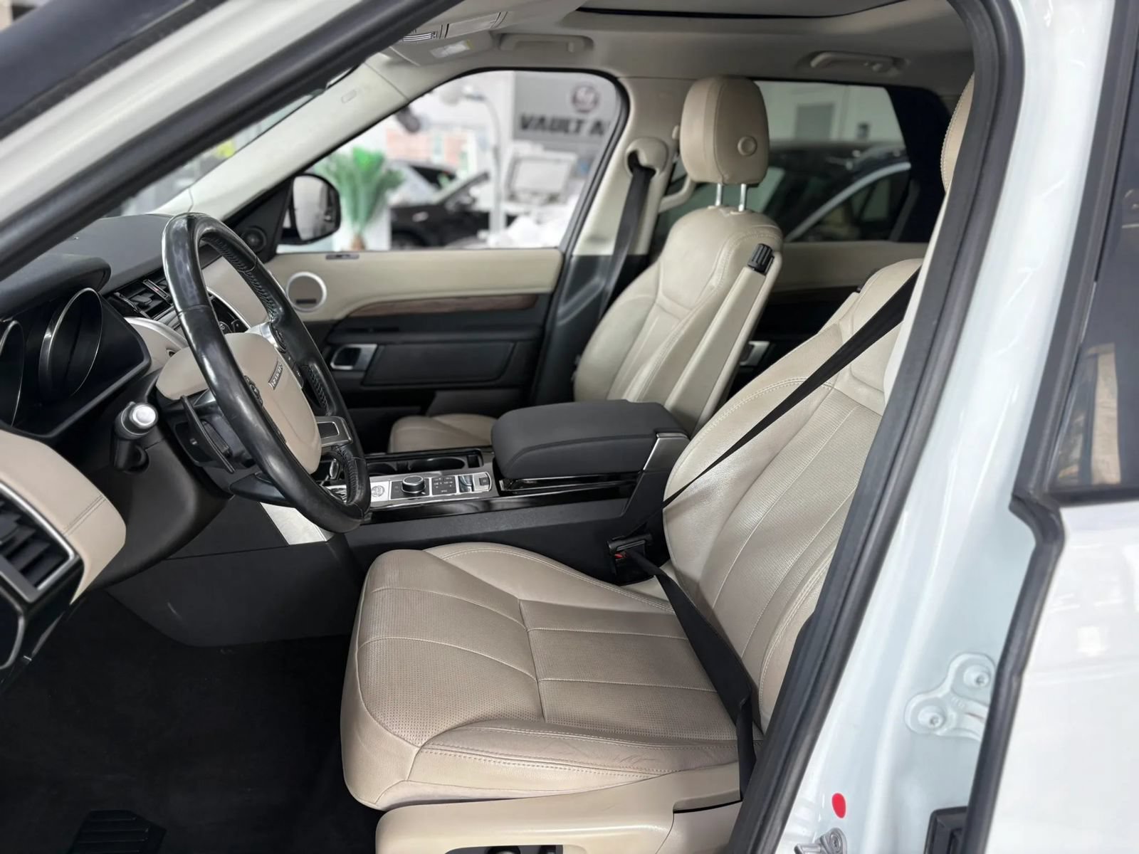 Used 2017 Land Rover Discovery HSE AWD/4WD image 7