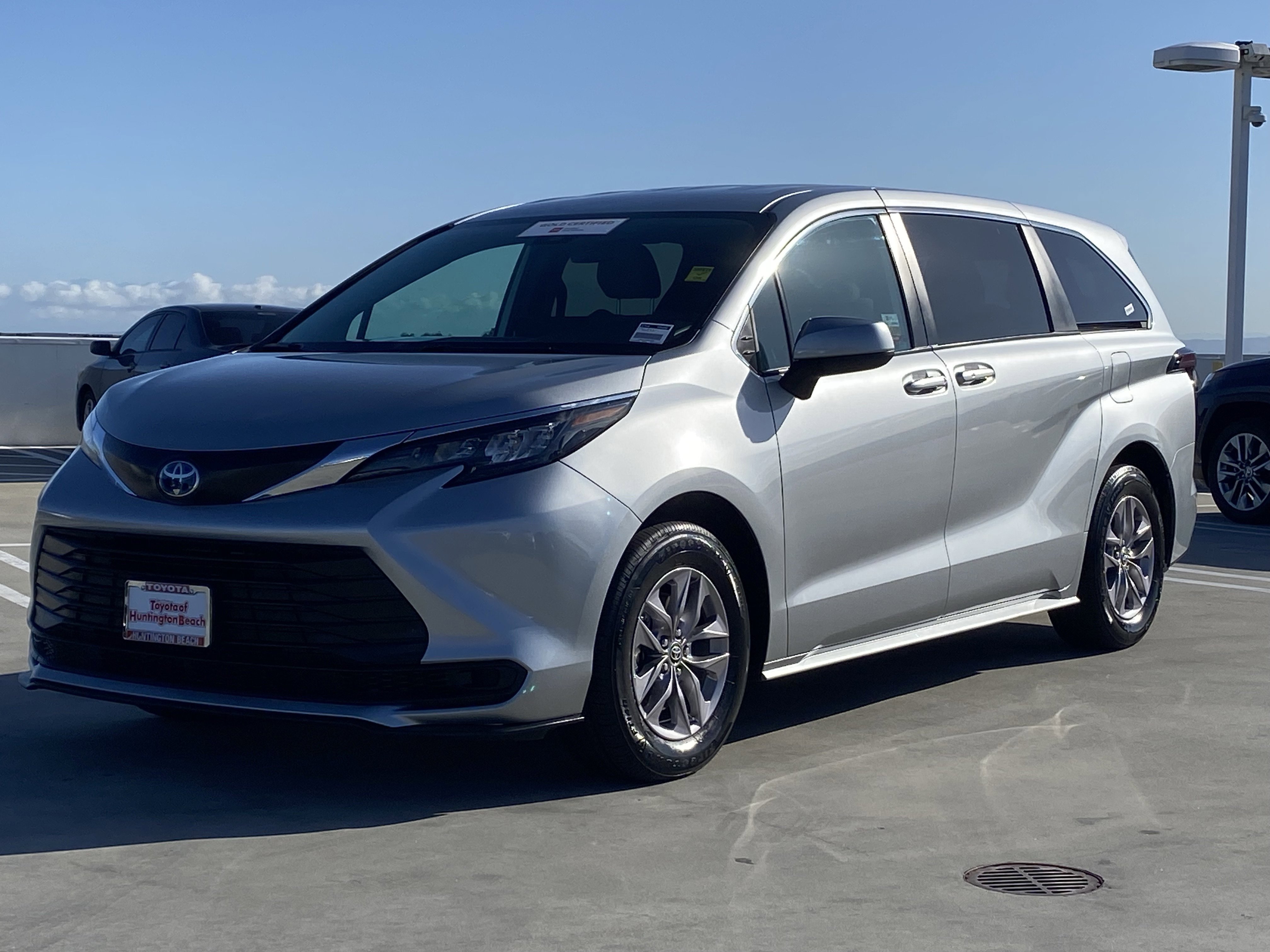 Certified 2025 Toyota Sienna LE FWD image 6