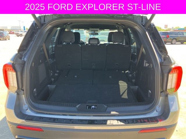 Used 2025 Ford Explorer ST-Line w/ ST-Line Street Pack AWD/4WD image 17