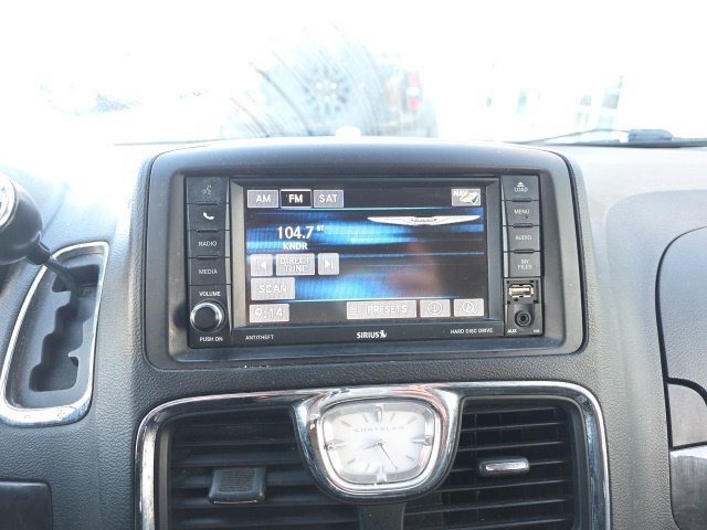Used 2015 Chrysler Town & Country Touring FWD image 12