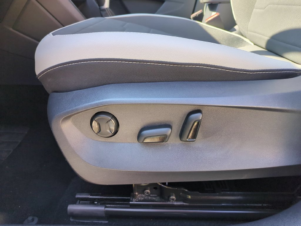 Used 2025 Volkswagen Taos SE AWD/4WD image 14