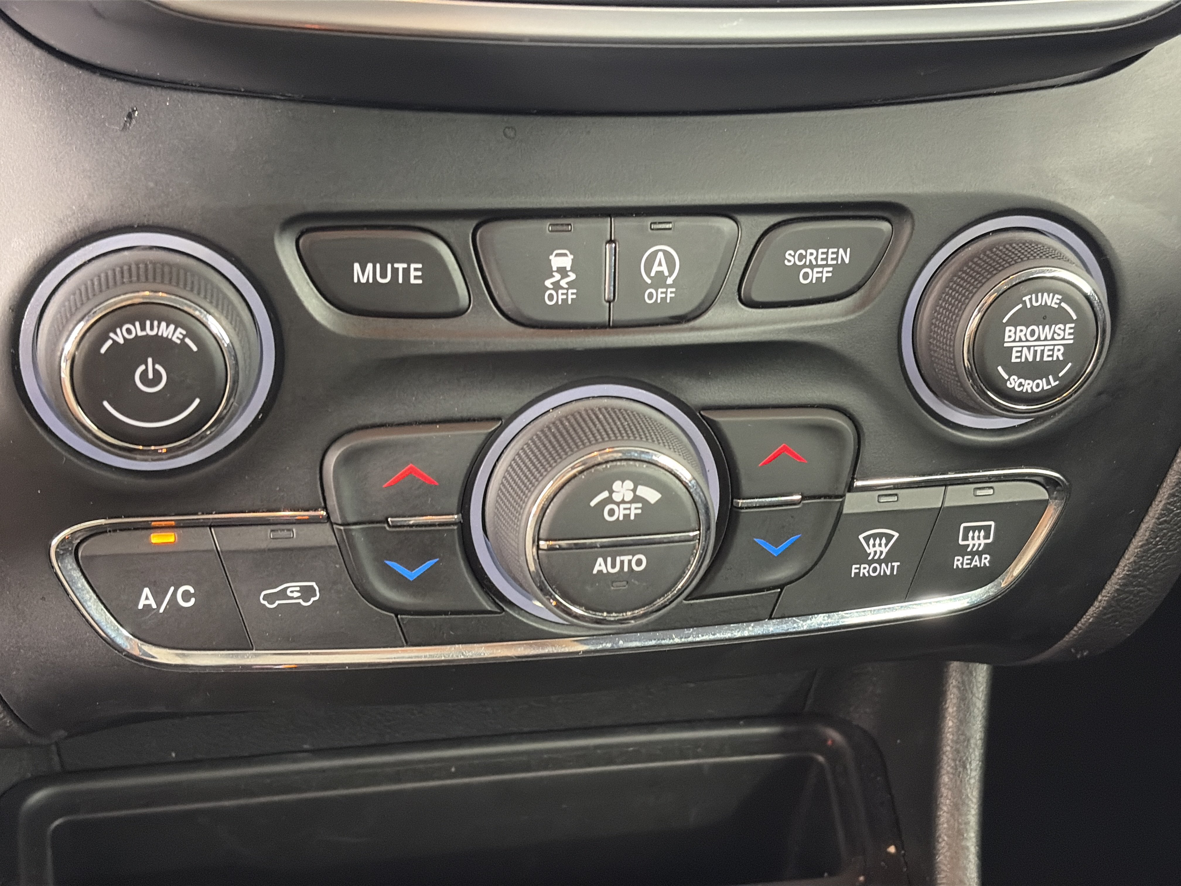Used 2023 Jeep Cherokee Altitude Lux AWD/4WD image 24