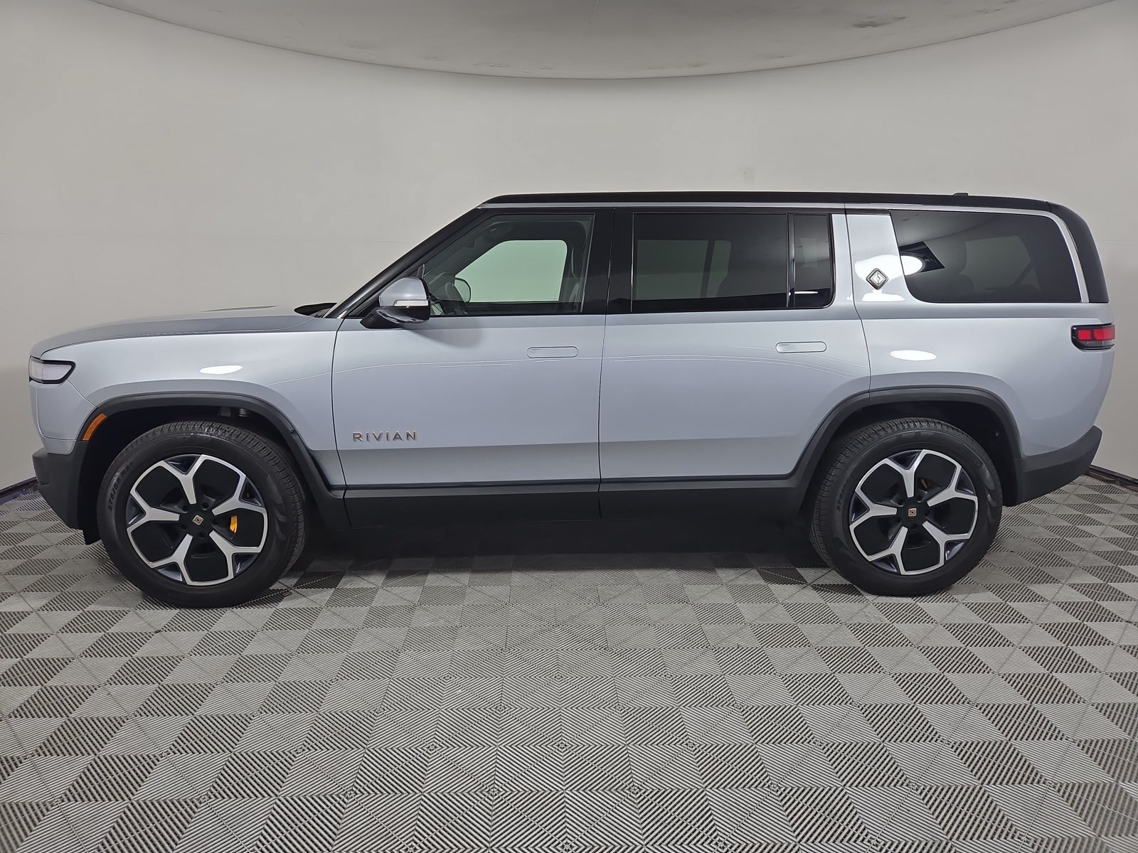 Used 2024 Rivian R1S Adventure Quad AWD/4WD image 2