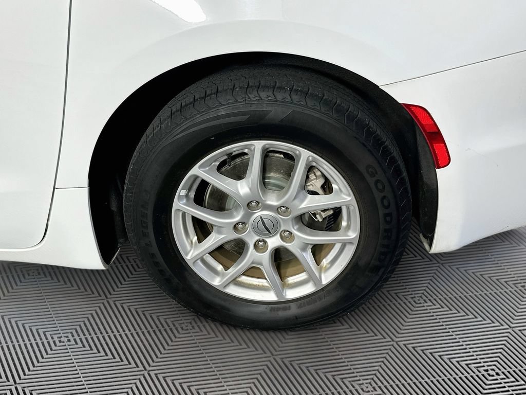 Certified 2023 Chrysler Pacifica Touring-L FWD image 42