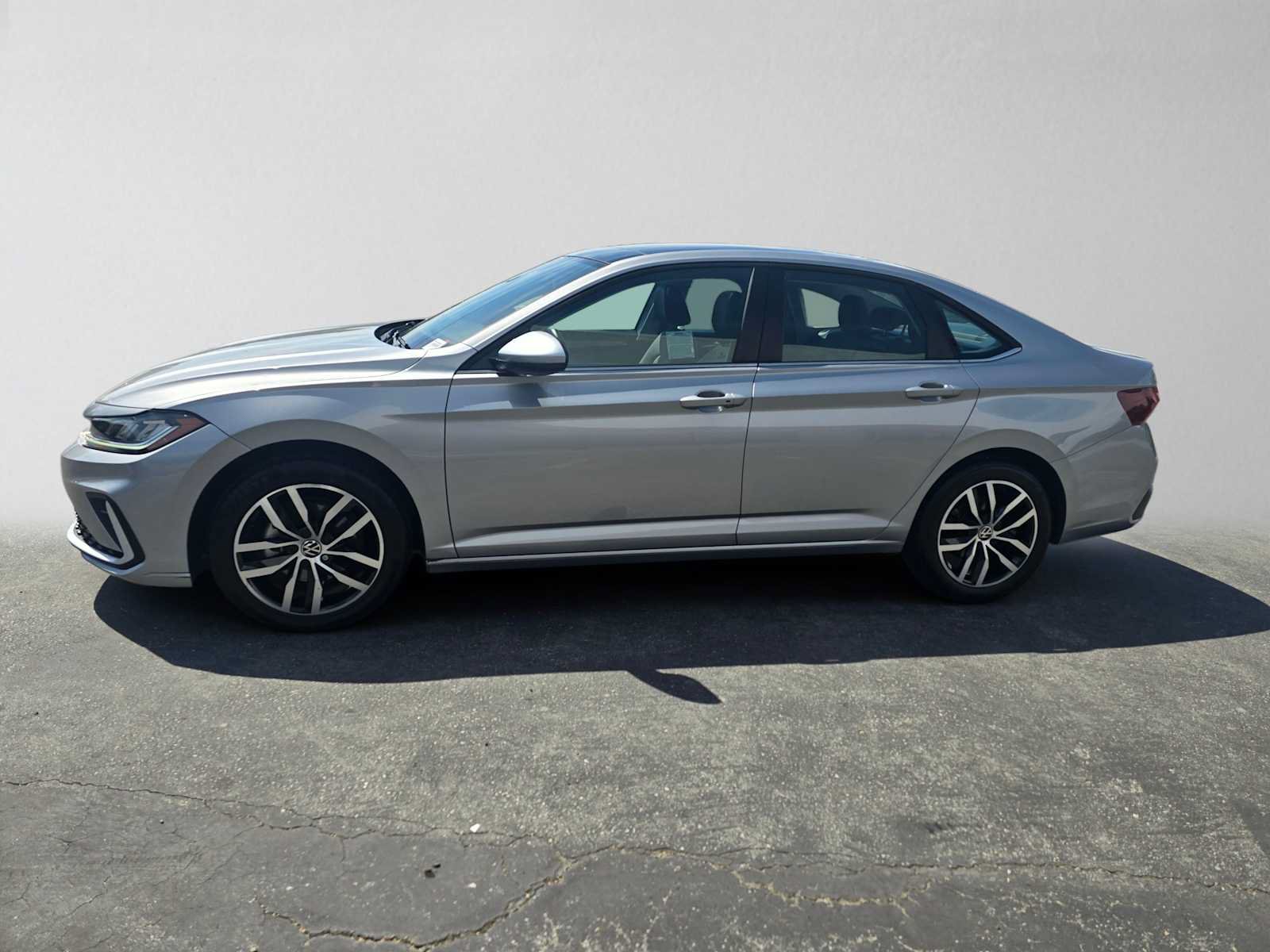 Used 2025 Volkswagen Jetta SE FWD image 6
