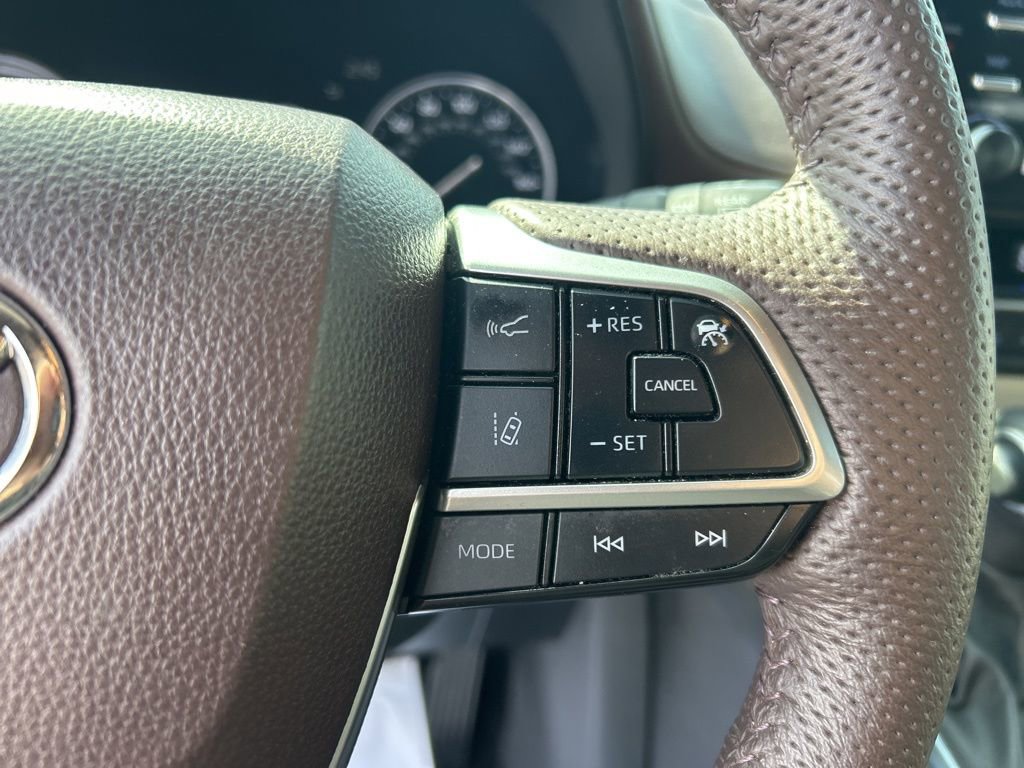 Used 2024 Toyota Sienna Platinum image 9