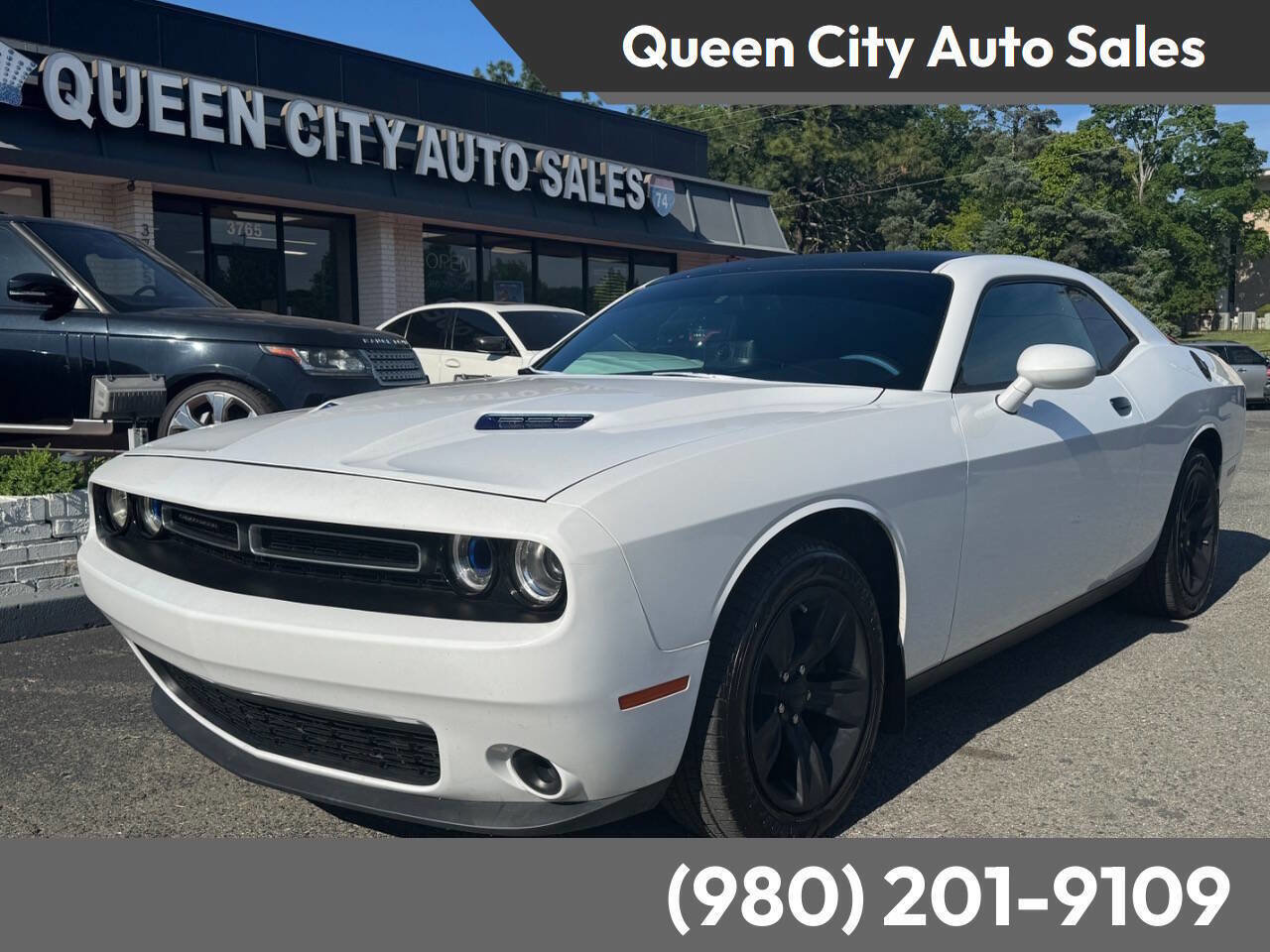 Used 2015 Dodge Challenger SXT RWD image 1
